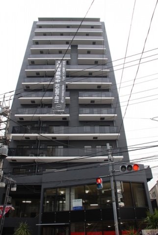 「ステイシス町屋」外観。ブラックのファサードが印象的