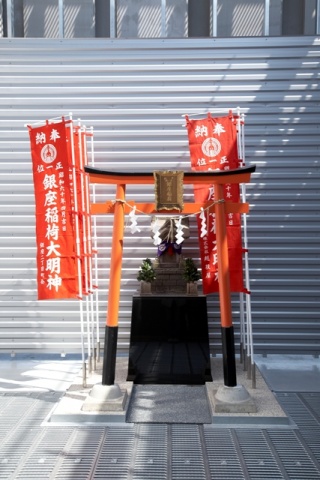 旧越後屋ビル屋上に鎮座していた「銀座稲荷社」は、そのまま新ビルの屋上に移設した