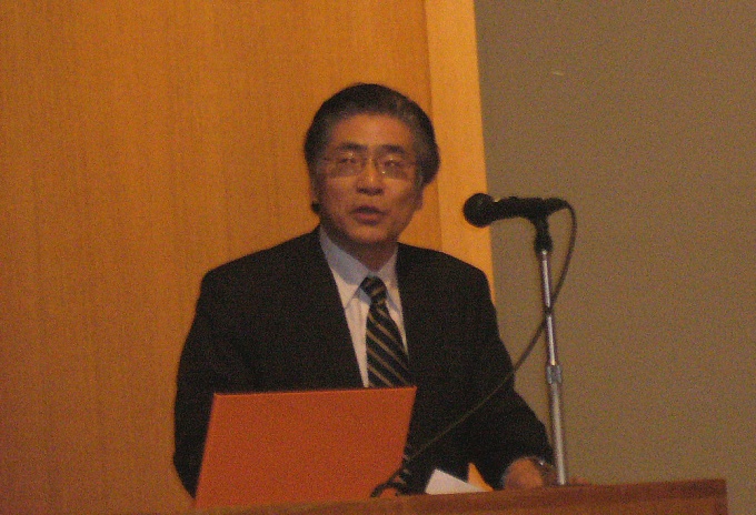 あいさつを述べる同学会会長・三橋博巳氏