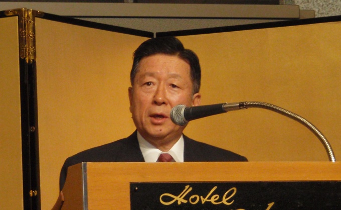 「安心・安全で良質の住宅の供給およびまちづくりを推進していきたい」などと語る岩沙理事長