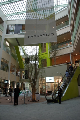 「PASSAGGIO」内部。中央は吹抜けとなっているため、明るい雰囲気
