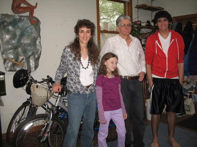 （左から）ミシェール、娘のレイチェル、マーカス、息子のエリック。自転車に乗って家族でよくミシガン湖畔に行く