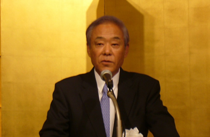 あいさつする神山理事長