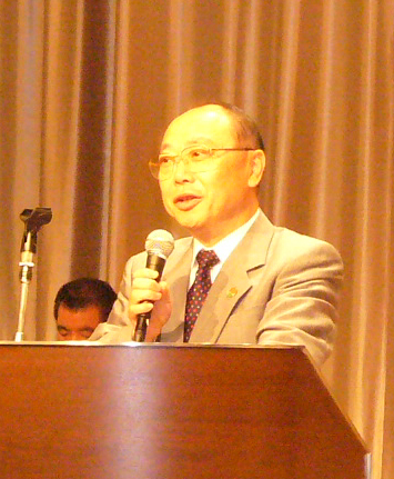 「皆さまのお力でよい協会運営を」と話す会長に再選された池田行雄氏