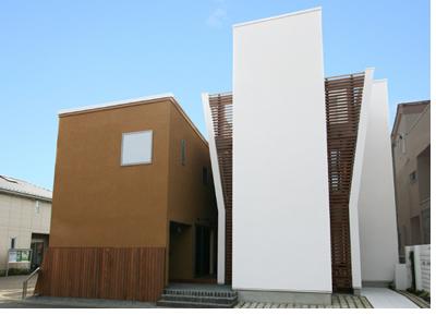 「さいたま新都心カタクラ住宅展示場」の「ARZILL~壁庭の家~」(右)と「ARZILL~街のCOTTAGE~」(左)