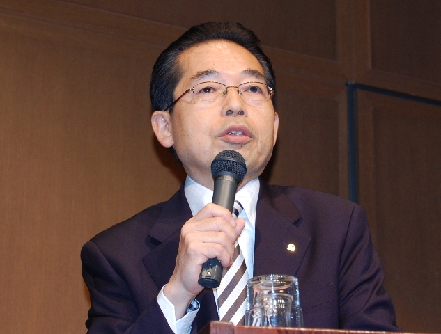 「企業は人なり。新たな人材を育成、活用することで新・基本力を作ってほしい」などと語った牛迫社長