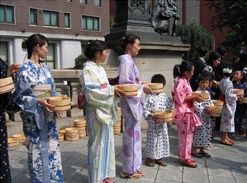 「日本橋打ち水大作戦」のようす