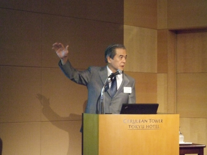 講演する(株)三菱総合研究所代表・小宮山宏氏