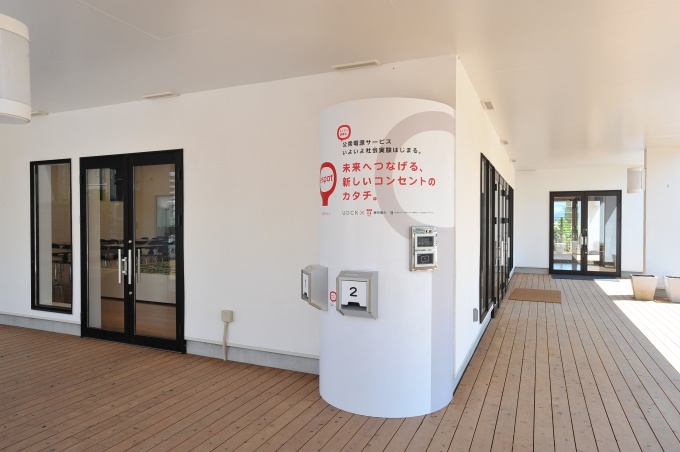 東京電力(株)と協働した公衆電源サービス「espot」。パソコンや携帯電話の利用のほか、近隣住民の交流の機会をつくる場として機能する