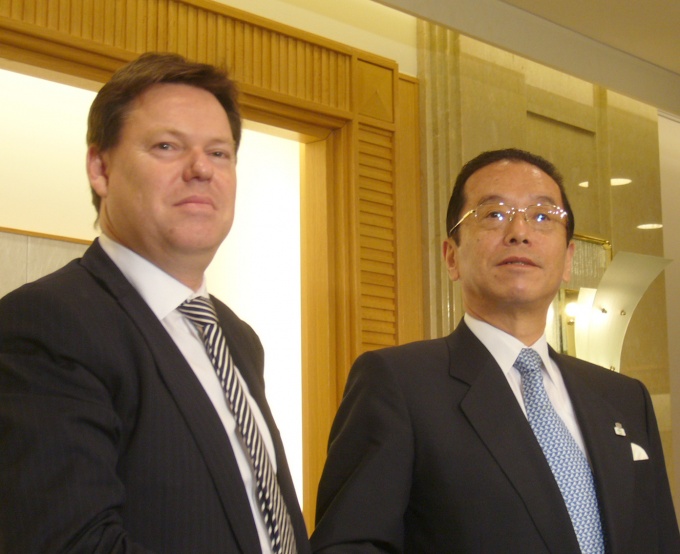 (写真左)レンドリースCEO兼マネージングディレクターのスティーヴ・マッキャン氏と(写真右)積水ハウス(株)代表取締役兼CEO和田 勇氏