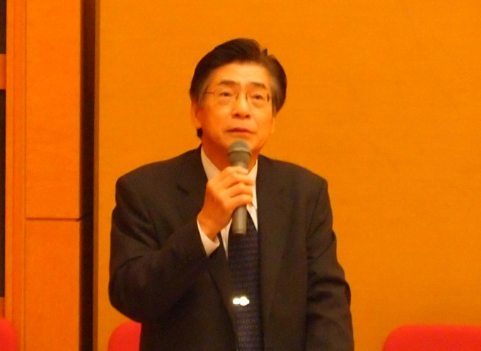 挨拶を述べる同学会会長・日本大学教授の三橋博巳氏