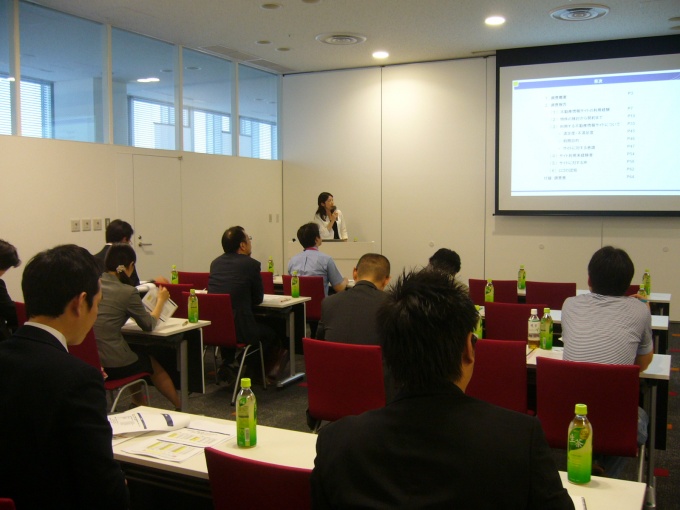 研修会の様子。(株)リクルートSUUMO編集長の西村里香氏が、アンケート集計結果報告を行なった