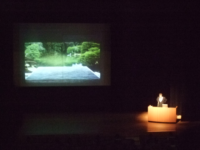 1994年以降の代表作品をスライドとともに説明をする隈 研吾氏