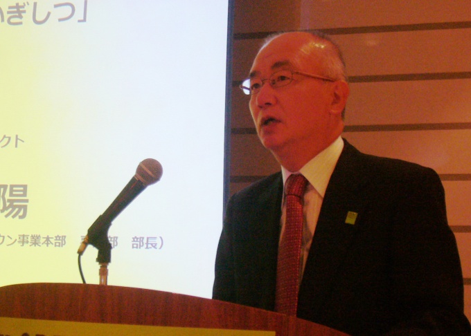 「CO2排出量削減目標として、住宅街区50%、エリア全体30%をめざしていきたい」などと話す(独)都市再生機構 千葉ニュータウン事業本部 事業部部長の佐々木公陽氏
