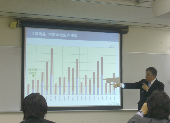 会見にて「都市型3階建て市場における競争力強化をめざす」と説明を行なう旭化成ホームズ(株)代表取締役社長・平居正仁氏