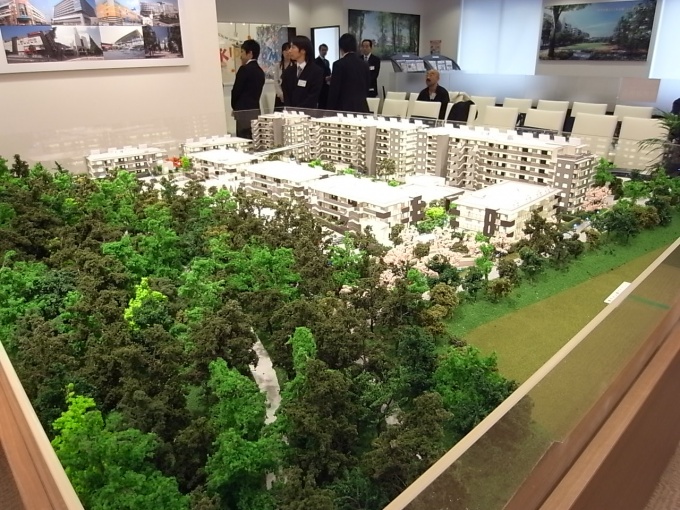 同マンションの模型。隣接する緑道や公園の緑と調和するように計画されている