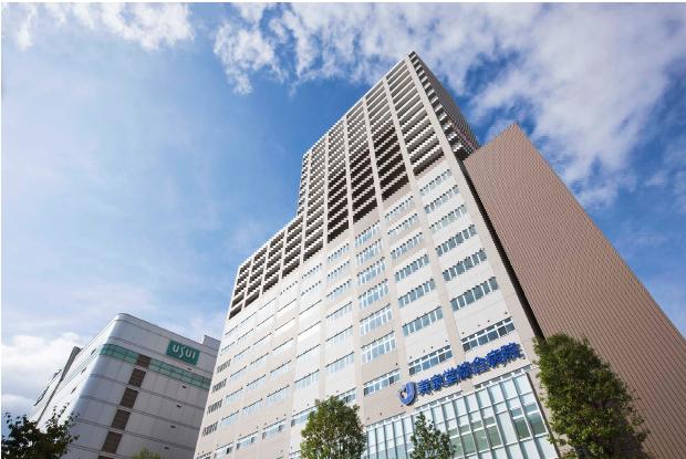 「シティタワー郡山」(12~24階)と総合病院「寿泉堂綜合病院」(1~11階)の外観。入居者は「メディカルサポート」を受けられる。左の建物は商業施設「うすい百貨店」