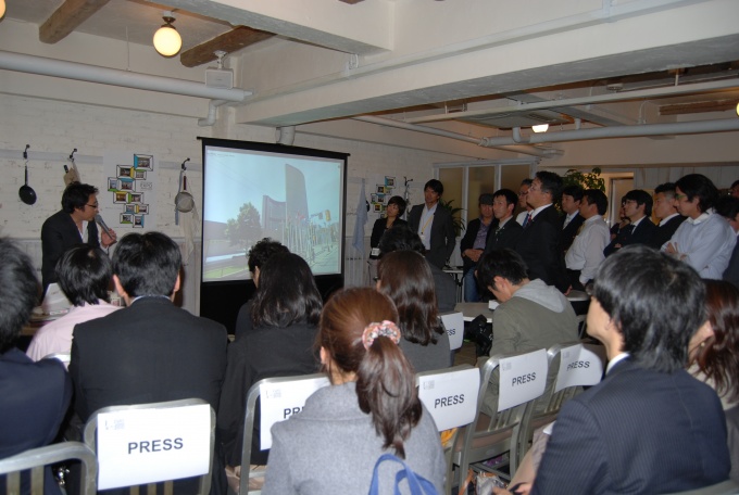 石井氏による「もしもあのヒーローが家を買ったら」展の解説。石井氏はアメコミ「スパイダーマン」の主人公「ピター・パーカー」が「もしリノベーション住宅住んだら?」を想像して、彼に合った物件探し、リノベーションプランを紹介した