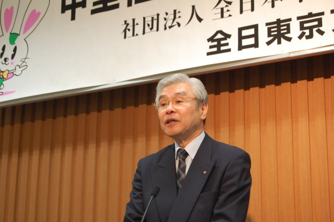 「中小業者を取り巻く環境はまだまだ厳しい。しっかりとした知識を全日東京アカデミーで身につけていただき、日々の営業に役立てていただきたい」などとあいさつする、全日東京・原嶋和利本部長