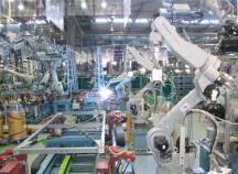 レーザーセンサーで形状を把握し、位置補正を加えて溶接用ロボットが溶接する