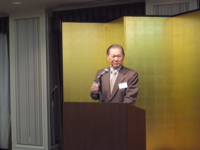 乾杯の音頭をとる東京建物取締役会長の南氏
