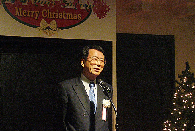 あいさつする荒井会長