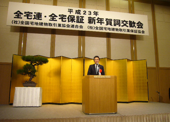 「市場回復感の強い他国では、地価が適正価格にまで回復している。あらゆる政策が不動産・住宅分野に集中させ、市場を活性化させたい」と話す国土交通大臣政務官の小泉俊明氏