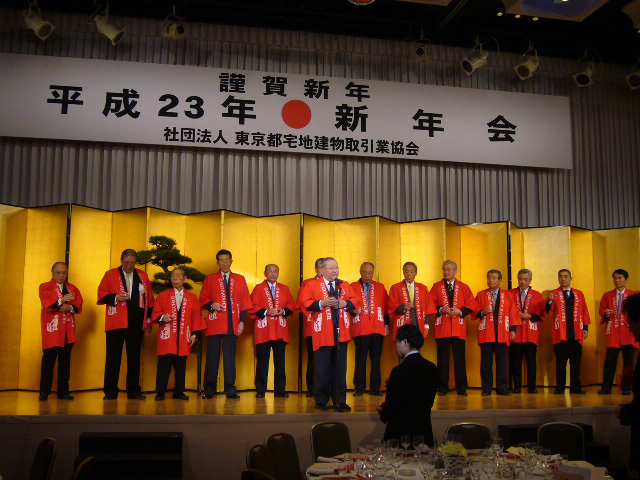 鏡開きの後、(社)全国宅地建物取引業協会連合会元会長の中村俊章氏が乾杯の挨拶をした