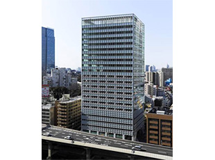 竣工した複合ビル「アークヒルズ フロントタワー」の外観