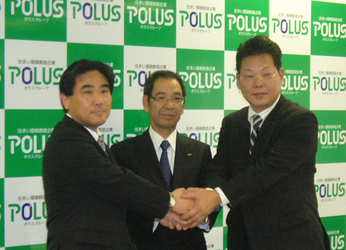 左から(株)中央住宅・新代表取締役社長の品川氏、同社・新取締役会長の大久保氏、ポラスグループ新代表の中内氏