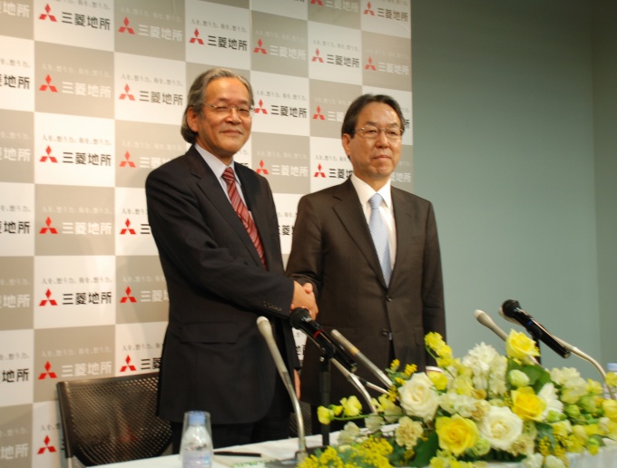 会見の席で握手を交わす、現・代表取締役社長の木村惠司氏(写真右)と代表取締役社長に就任する杉山博孝氏(写真左)