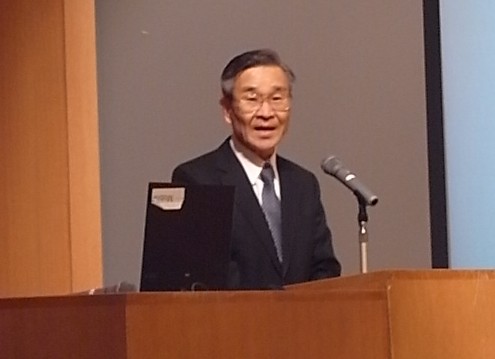 「サービス付き高齢者向け住宅に、体験農園などを付加した高齢者の住まいを提案したい」と述べる(財)都市農地活用支援センター理事長の角地德久氏