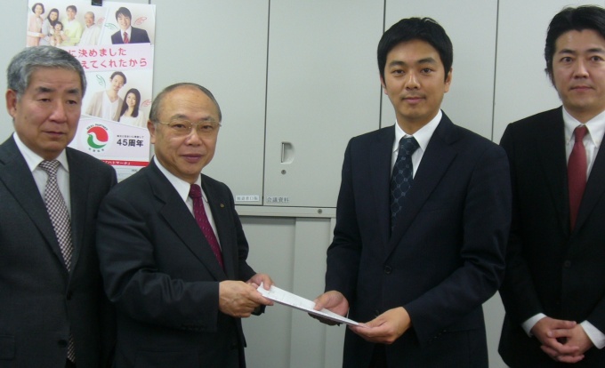 システム開発にかかる契約書を取り交わす、(社)東京都宅地建物取引業協会会長・池田行雄氏(左から2番目)と(株)セールスフォース・ドットコム執行役員・福田康隆氏(同3番目)
