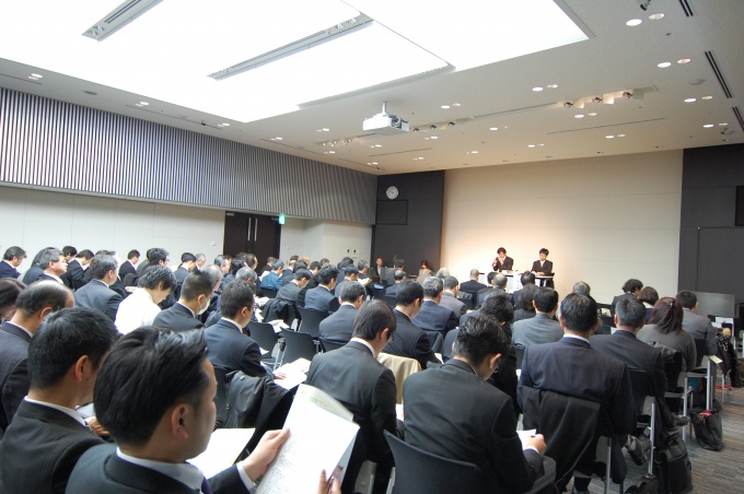 (財)日本賃貸住宅管理協会会員などを対象とした、3日午前開催の説明会。会場からは、登録内容や交付書面、重要事項説明などについて質問が相次いだ