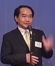 懇親会で挨拶するプレハブ建築協会住宅部会長代行・馬場三千雄氏