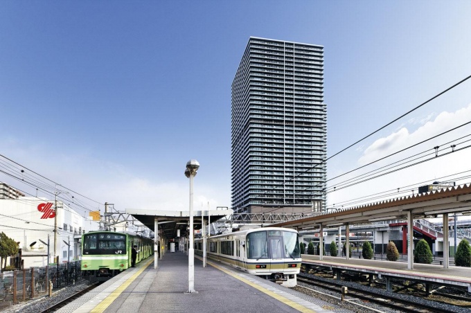 JR関西本線「久宝寺」駅から望む「MEGA CITY TOWERS」西棟の外観