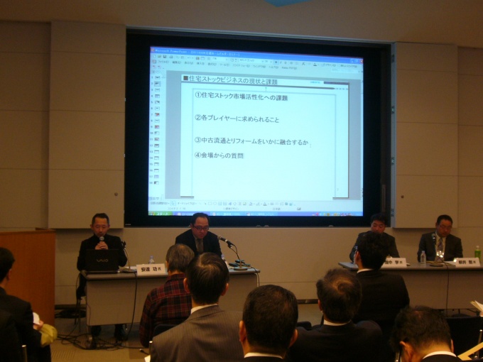 パネルディスカッションの様子。左から順に、安達氏、豊嶋氏、畑中氏、柳井氏