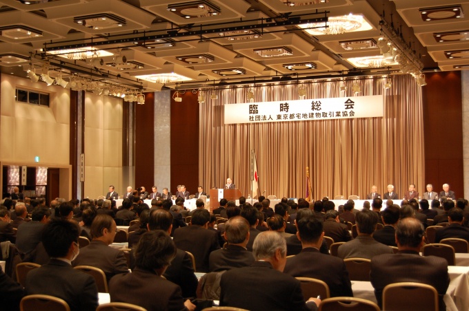臨時総会の模様。審議に入る前には、東北地方太平洋沖地震で亡くなられた方々に対し、黙とうが捧げられた