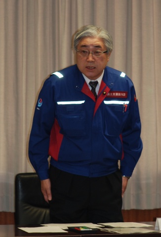 応急仮設住宅建設の供給促進策について語る池口国交副大臣