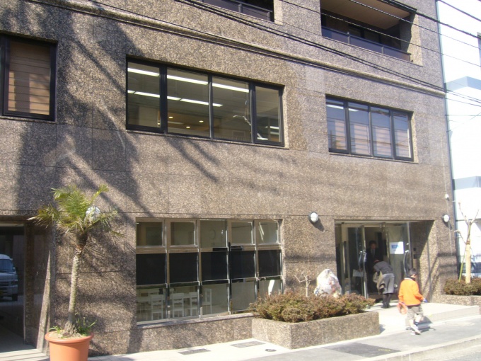 私立認可保育園「コビープリスクールかめいど」外観。オフィスビル1~2階部分を園舎にコンバージョンしている