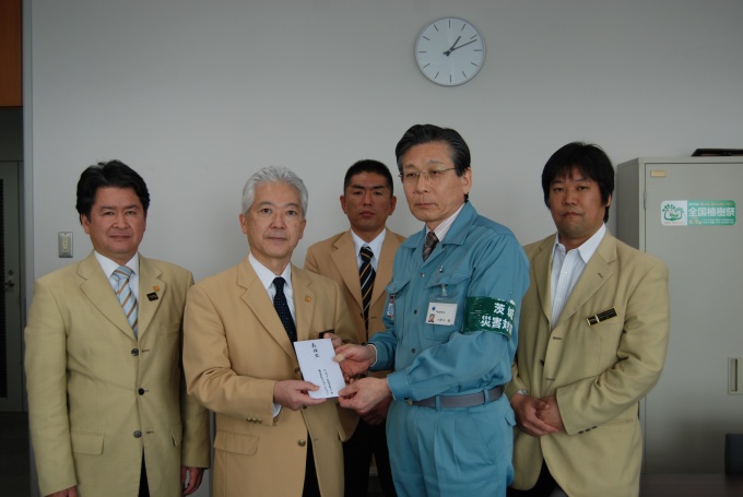 センチュリー21・ジャパンと茨城県内の同社加盟店の代表者らが茨城県庁を訪問し、同県災害対策本部に義援金を寄付した