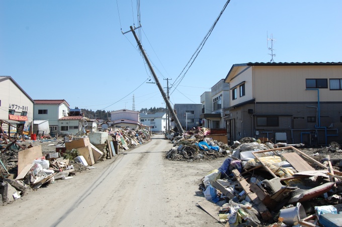 道幅が広い通りは、津波の威力が軽減されたのだろうか、周りの建物の被害が若干小さく感じた