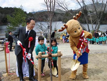応援に駆けつけたせんとくんも子供たちと一緒に植樹