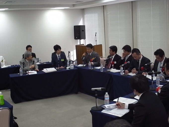 ジャーナリスト・田原総一朗氏(左)を招き、東日本大震災の影響などについて討論した