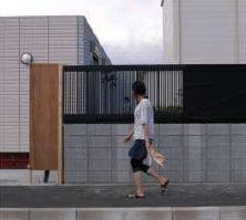 昼間の自然監視性の実験の様子。敷地内の人物を侵入者と確認できるか評価する