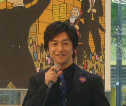 オープニングセレモニーで歌声を披露する、石丸幹二氏。