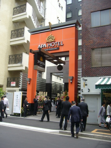 アパグループを象徴するオレンジ色を使用した「アパホテル<築地駅南>」のエントランス