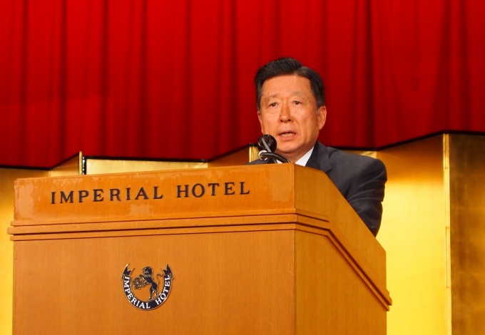 「早期にJREIT市場の時価総額10兆円の実現をめざす」と話す同協会理事長岩沙弘道氏