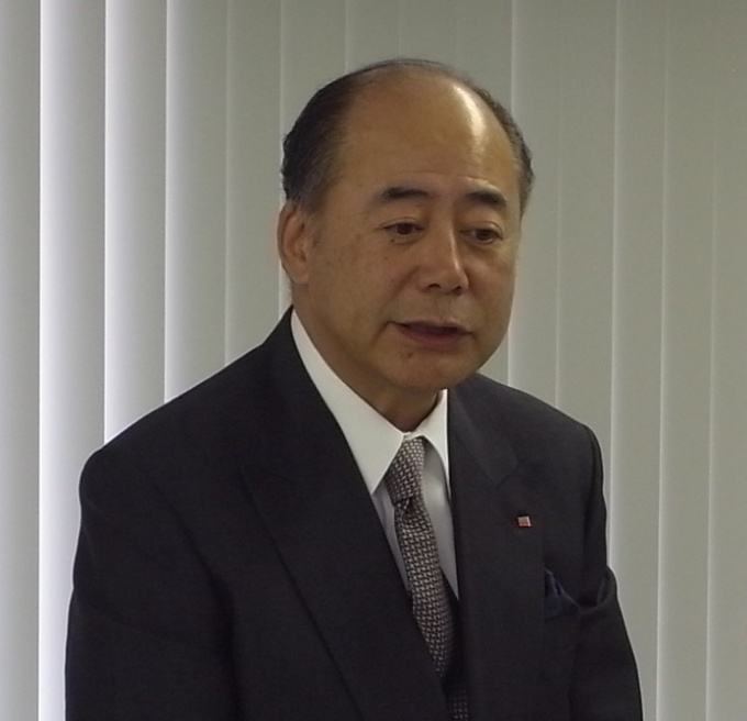 「ツーバイフォー住宅の累積着工戸数200万戸の達成は、会員の日々の努力の賜物で、工法の技術や品質を維持してきた結果だ」などと挨拶する新会長の生江隆之氏