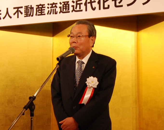 「記念事業によって業界のイメージアップ、地域活性化につなげたい」と挨拶する伊藤理事長
